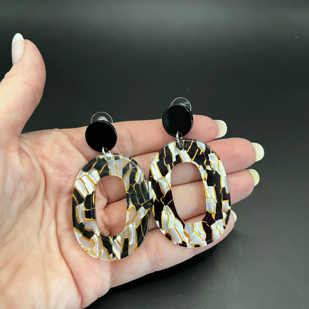 Ohrringe_Kelly_schwarz-weiss-gold